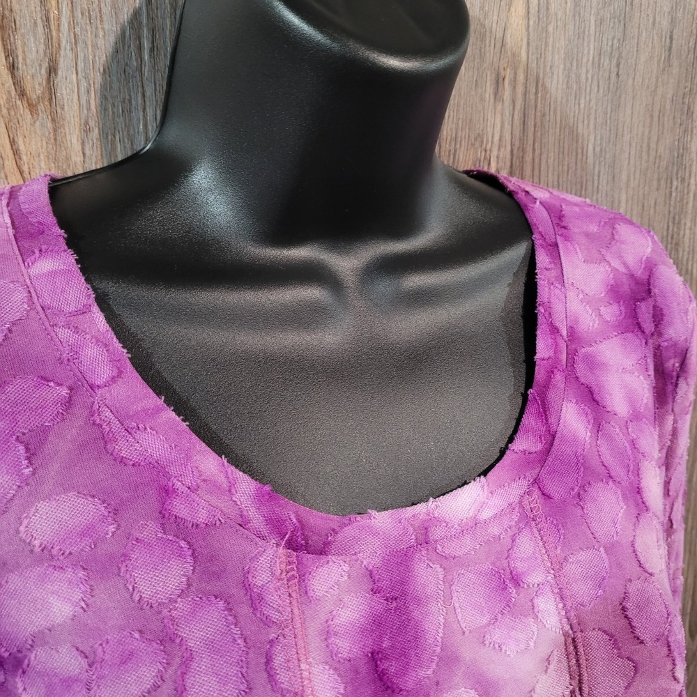 LOGO by Lori Goldstein Clipped Jacquard Top Sz L Purple Ruffle Peplum Hem Artsy - Picture 3 of 9